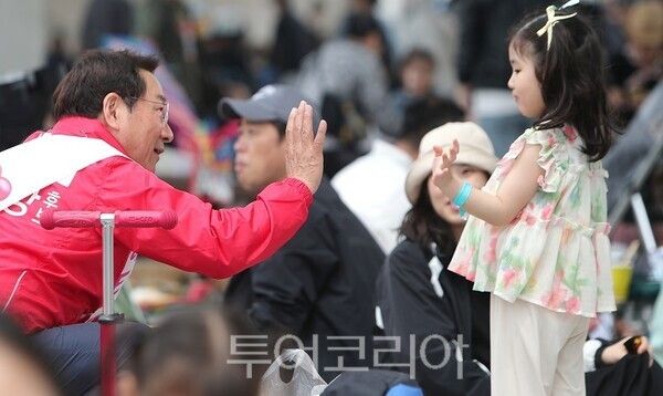 유정복 국민의힘 인천시장 예비후보가 2일 인천 서구 아시아드주경기장에서 열린 ‘우주보다 큰 꿈 아동축제’에서 시민들과 인사하고 있다.&nbsp;(사진= 유정복 예비후보실)