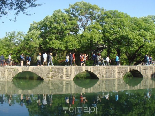 광한루원 오작교 건너는 관광객들/&nbsp;ⓒ투어코리아