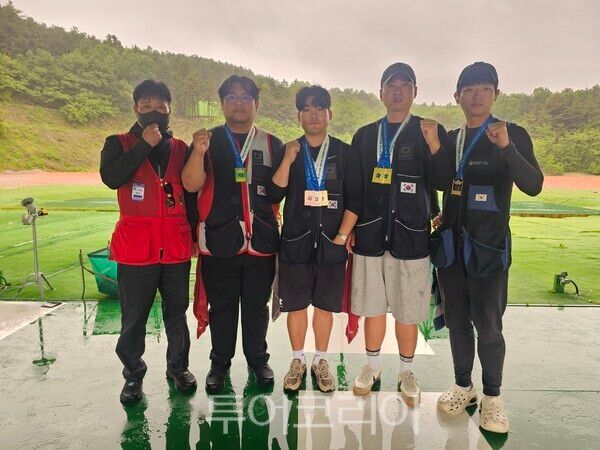 울산 북구청 사격팀은 제2회 IBK기업은행장배 전국사격대회에서 금메달 3개, 은메달 1개, 동메달 1개를 획득하며 산탄총 종합 우승을 차지했다.(사진 왼쪽부터 이종석 감독, 김덕훈·박종하·김수영·박진영 선수)/사진-울산 북구