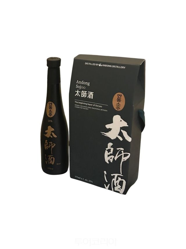 100% 안동 산 찹쌀을 주원료로 증류한 뒤 오크통에 숙성 시킨 태사주.