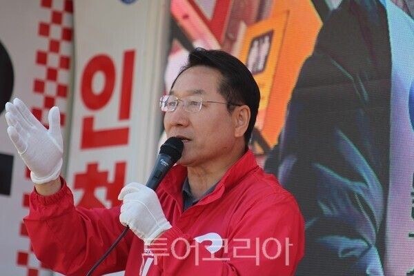 유정복 국민의힘 인천시장 후보가 22일 오전 인천 서구 완정역 사거리에서 시민들에게 지지를 호소하고 있다.&nbsp;2026.05.22. / 투어코리아 이창호 기자