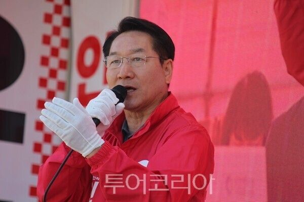 유정복 국민의힘 인천시장 후보가 22일 오전 인천 서구 완정역 사거리에서 시민들에게 지지를 호소하고 있다.&nbsp;2026.05.22. / 투어코리아 이창호 기자