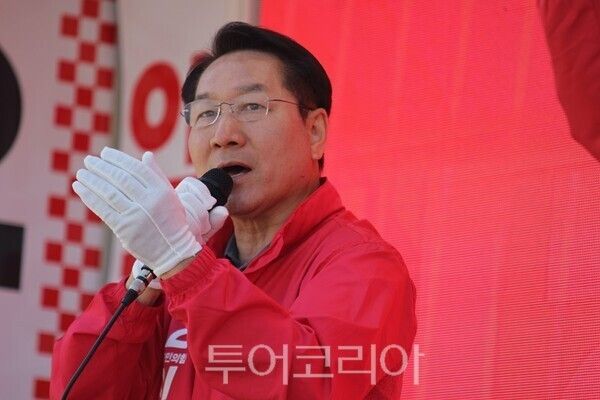 유정복 국민의힘 인천시장 후보가 22일 오전 인천 서구 완정역 사거리에서 시민들에게 지지를 호소하고 있다.&nbsp;2026.05.22. / 투어코리아 이창호 기자