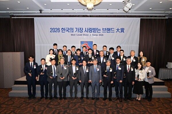 ▲&nbsp;&nbsp;'2026 한국의 가장 사랑받는 브랜드 대상' 시상식에서 구리시를 비롯한 수상자들이 21일 서울가든호텔에서 기념촬영을 하고 있다. / 사진제공 = 구리시&nbsp;