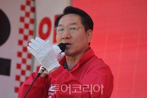 유정복 국민의힘 인천시장 후보가 22일 오전 인천 서구 완정역 사거리에서 시민들에게 지지를 호소하고 있다.&nbsp;2026.05.22. / 투어코리아 이창호 기자