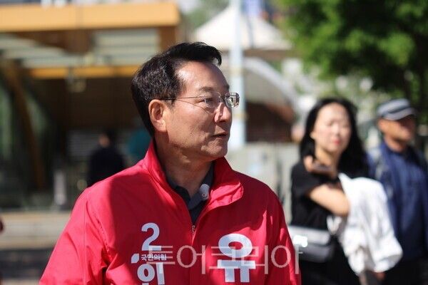 유정복 국민의힘 인천시장 후보가 22일 오전 인천 서구 완정역 사거리에서 시민들에게 지지를 호소하고 있다.&nbsp;2026.05.22. / 투어코리아 이창호 기자