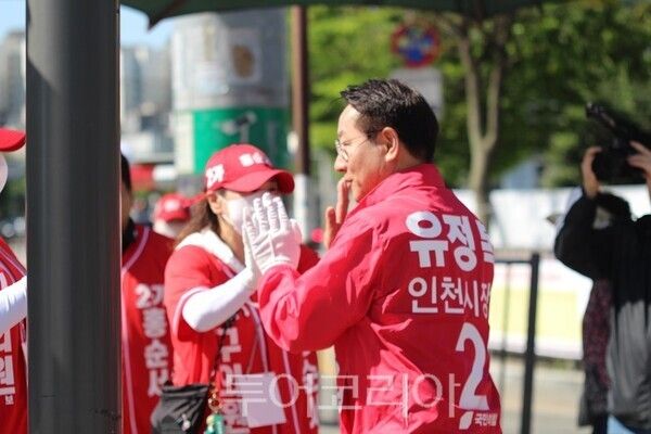 유정복 국민의힘 인천시장 후보가 22일 오전 인천 서구 완정역 사거리에서 시민들에게 지지를 호소하고 있다.&nbsp;2026.05.22. / 투어코리아 이창호 기자