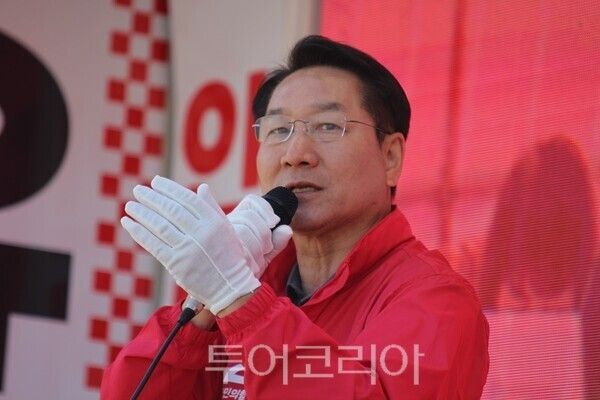 유정복 국민의힘 인천시장 후보가 22일 오전 인천 서구 완정역 사거리에서 시민들에게 지지를 호소하고 있다 .&nbsp;2026.05.22. / 투어코리아 이창호 기자