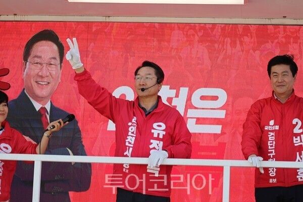 유정복 국민의힘 인천시장 후보가 22일 오전 인천 서구 완정역 사거리에서 시민들에게 지지를 호소하고 있다.&nbsp;2026.05.22. / 투어코리아 이창호 기자