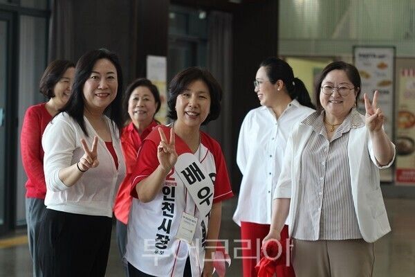 25일 오전 인천의 대표적인 핫플레이스로 꼽히는 ‘상상플랫폼’에서 열린 ‘인천라인댄스 플래시몹’ 행사에 유정복 인천시장 후보 배우자인 최은영 여사가 참석 하고 있다.&nbsp;2026.05.25. / 투어코리아 이창호 기자