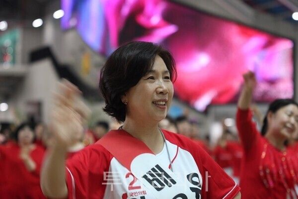 25일 오전 인천의 대표적인 핫플레이스로 꼽히는 ‘상상플랫폼’에서 열린 ‘인천라인댄스 플래시몹’ 행사에서 유정복 인천시장 후보 배우자인 최은영 여사가 함깨하고 있다.&nbsp;2026.05.25. / 투어코리아 이창호 기자