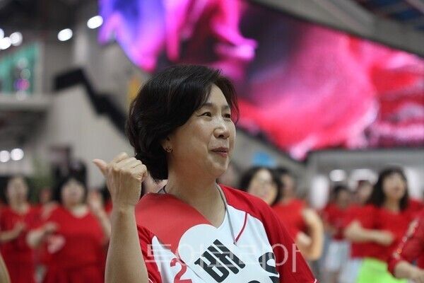25일 오전 인천의 대표적인 핫플레이스로 꼽히는 ‘상상플랫폼’에서 열린 ‘인천라인댄스 플래시몹’ 행사에서 유정복 인천시장 후보 배우자인 최은영 여사가 함깨하고 있다.&nbsp;2026.05.25. / 투어코리아 이창호 기자