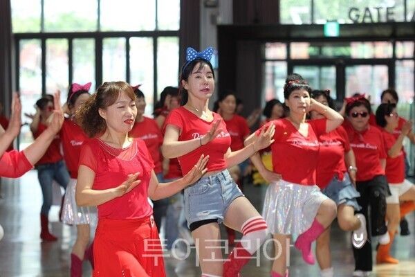25일 오전 인천의 대표적인 핫플레이스로 꼽히는 ‘상상플랫폼’에서 열린 ‘인천라인댄스 플래시몹’ 행사가 열리고 있다.&nbsp;2026.05.25. / 투어코리아 이창호 기자