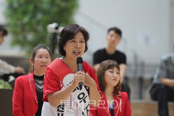 25일 오전 인천의 대표적인 핫플레이스로 꼽히는 ‘상상플랫폼’에서 열린 ‘인천라인댄스 플래시몹’ 행사에서 유정복 인천시장 후보 배우자인 최은영 여사가 인사말을 하고 있다.&nbsp;2026.05.25. / 투어코리아 이창호 기자