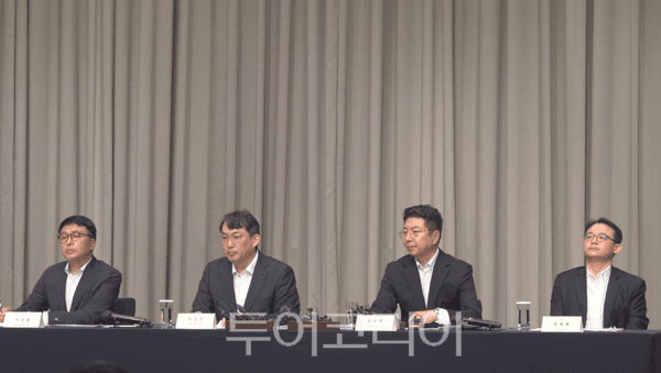 신세계그룹이 스타벅스 코리아의 '5.18 탱크데이' 마케팅 논란에 대한 내부 진상조사 결과를 26일 공식 발표