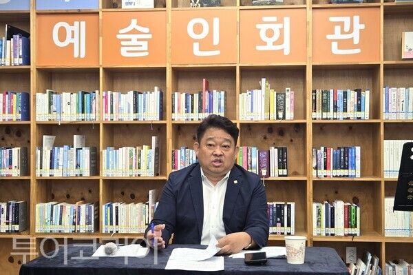 ▲김두영 한국예총 공주지회장이 27일 공주 예술인회관에서 “예술인은 봉사자가 아니라 전문직업인”이라며 지회장 전격 사퇴를 선언하는 기자회견을 열고 있다. /사진-류석만 기자