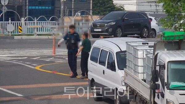 울산 중구 CCTV통합관제센터가 지난 24일과 25일 이틀 연속으로 실종자를 찾아내 가족에게 인계했다. 사진은 24일 오후 경찰이 실종자를 찾아낸 모습./사진-울산 중구