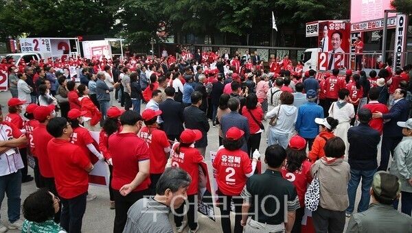 28일 옛시민회관쉼터에서 열린 유정복 인천시장 후보 총집결 집중유세에서 지지자들이 유 후보의 유세를 지켜보고 있다.