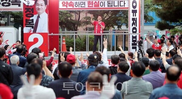 28일 옛시민회관쉼터에서 열린 총집결 집중유세에서 유정복 인천시장 후보가 시민들과 함께하며 지지를 호소하고 있다.