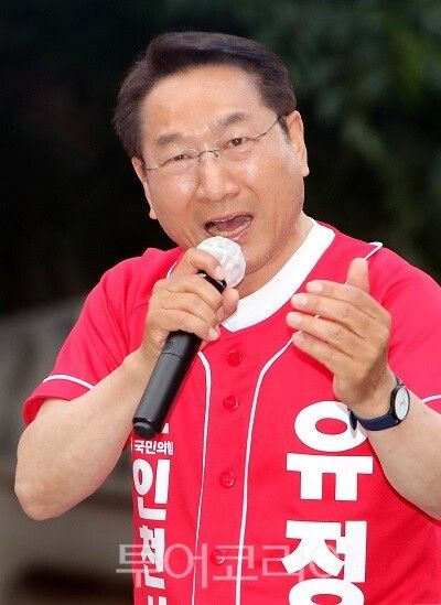 28일 옛시민회관쉼터에서 열린 총집결 집중유세에서 유정복 인천시장 후보가 눈시울을 붉히며 지지를 호소하고 있다.