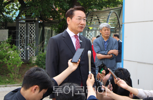 제9회 전국동시지방선거 사전투표 첫날인 29일 오전 유정복 국민의힘 인천시장 후보가 인천 미추홀구 문화창작지대에 마련된 주안1동 사전투표소에서 투표를 마치고 시민광장에서 취재진의 질문을 받고 있다.&nbsp;2026.05.29. / 투어코리아 이창호 기자