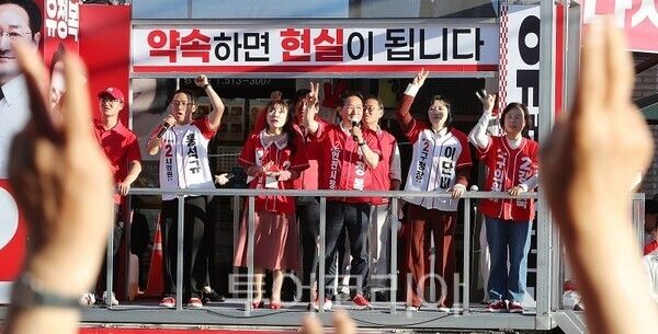 29일 부평구 청천동 집중유세 현장에서 유정복 인천시장 후보가 이단비 부평구청장 후보 등과 함께 시민들에게 지지를 호소하고 있다.