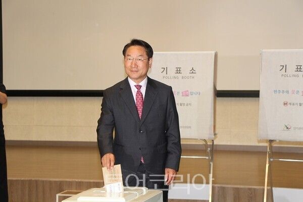 제9회 전국동시지방선거 사전투표 첫날인 29일 오전 유정복 국민의힘 인천시장 후보가 인천 미추홀구 문화창작지대에 마련된 주안1동 사전투표소에서 투표를 하고 있다.&nbsp;2026.05.29. / 투어코리아 이창호 기자