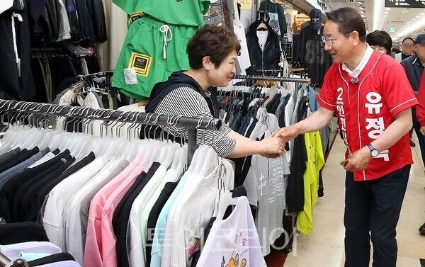 29일 유정복 인천시장 후보가 부평지하상가를 방문해 상인과 악수하며 현장 의견을 듣고 있다.