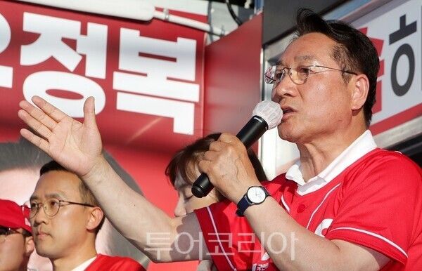 29일 부평구 청천동 집중유세에서 유정복 인천시장 후보가 연단에 올라 시민들을 향해 지지를 호소하고 있다.