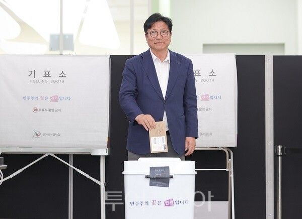 29일 미추홀구 평생학습관 주안4동 사전투표소에서 도성훈 인천시교육감 후보가 사전투표를 하고 있다.