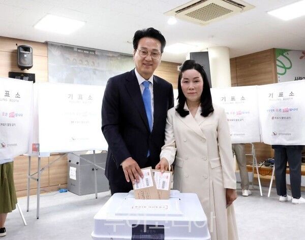 사전투표 하는 안민석 후보와 배우자/투어코리아뉴스 정명달 기자