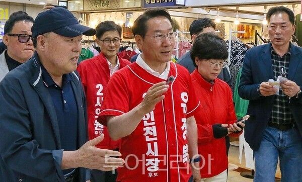 29일 유정복 인천시장 후보가 부평지하상가를 찾아 상인들과 대화를 나누며 현장 애로사항을 청취하고 있다.