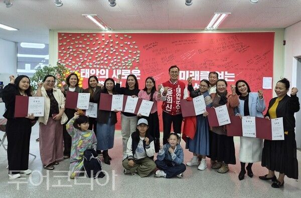 ▲윤희신 국민의힘 태안군수 후보가 3일 선거사무소에서 통합 선거대책위원회 산하 다문화위원회 임명장 수여식을 열고 있다. /사진-윤희신 후보 캠프