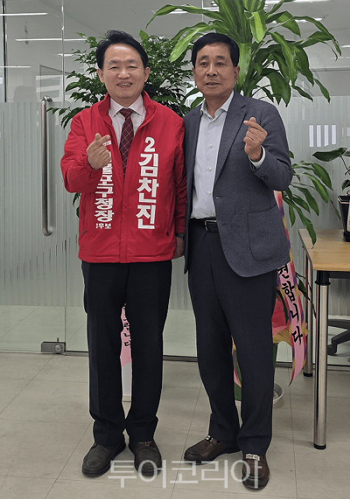 김홍섭 전 중구청장은 3일 국민의힘 김찬진 제물포구청장 후보 캠프를 방문해 김 후보에 대한 전폭적인 지지를 선언하고 있다.