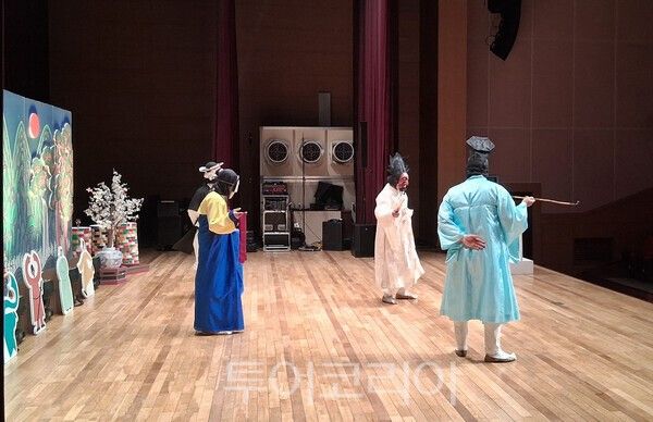사진 / 울릉도 한마음 회관에서 개최된 하회별신굿 탈놀이 모습