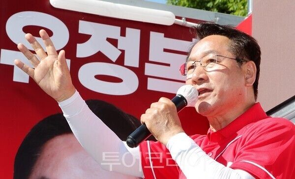 30일 유정복 인천시장 후보가 송도 일원 유세에서 시민들에게 지지를 호소하고 있다.