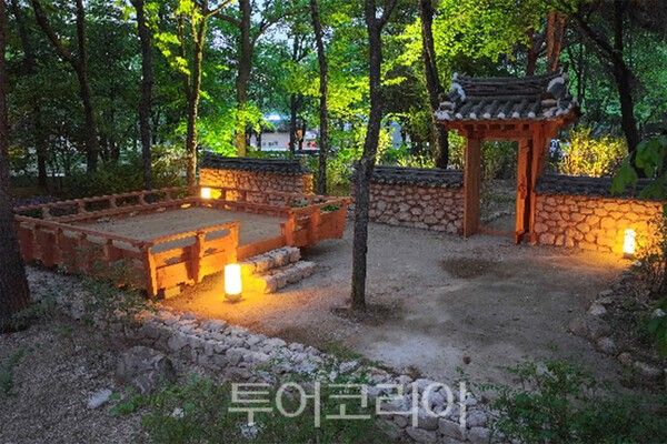 사진_마당전경(야간) / 국가유산청 제공