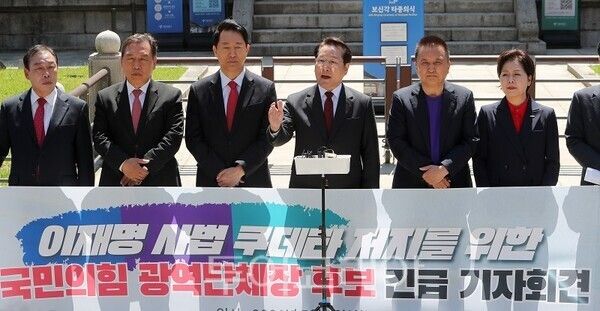 국민의힘 유정복 인천시장 예비후보가 5일 서울 보신각 광장에서 열린 ‘이재명 사법 쿠데타 저지를 위한 국민의힘 광역단체장 후보 긴급 기자회견’에서 발언 하고 있다. (사진=유정복 캠프)
