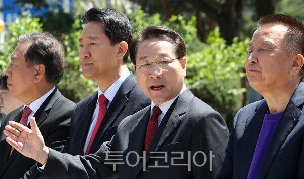 국민의힘 유정복 인천시장 예비후보가 5일 서울 보신각 광장에서 열린 ‘이재명 사법 쿠데타 저지를 위한 국민의힘 광역단체장 후보 긴급 기자회견’에서 발언 하고 있다. (사진=유정복 캠프)