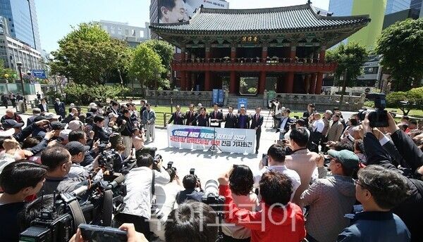 국민의힘 소속 광역단체장 후보들 7인(유정복(인천), 오세훈(서울), 최민호(세종), 양향자(경기), 김진태(강원), 김영환(충북), 양정무(전북) 후보)이 5일 서울 종로구 보신각에 모여 '이재명 사법 쿠데타 저지를 위한 국민의힘 광역단체장 후보 긴급 기자회견'을 열고 있다.&nbsp;(사진=유정복 캠프)