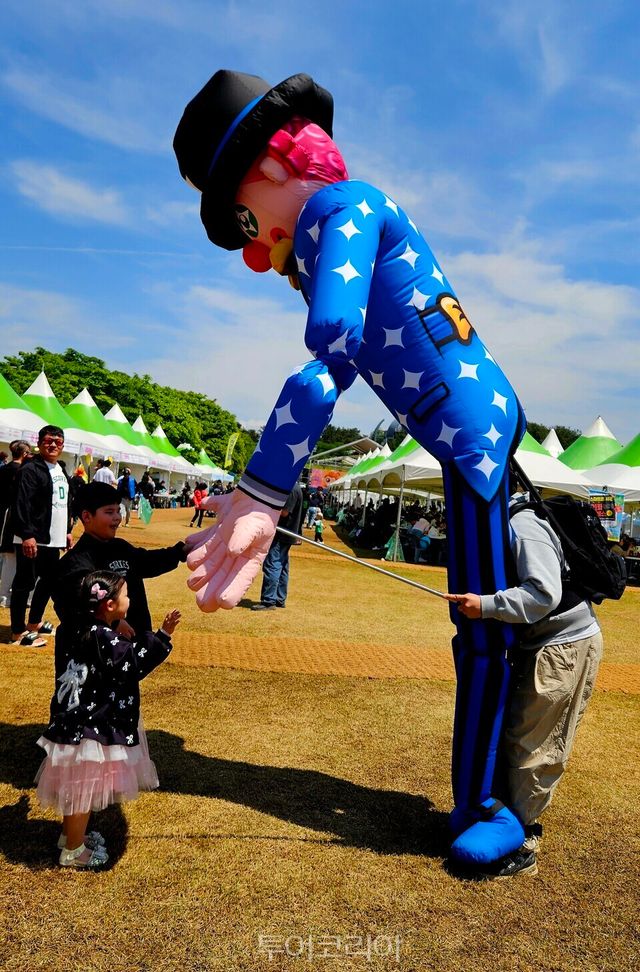 거대한 풍선 인형과 아구하는 어린이.사진=유경훈 기자