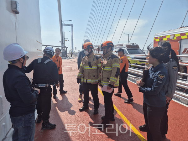 6일 청라하늘대교 전망대에서 인천경제자유구역청과 관할 소방서, 경찰서, 한국승강기안전공단 등 유관기관이 합동으로 실시한 비상상황 대응 실전 훈련 장면