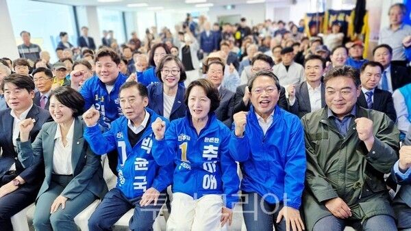 박윤국 포천시장 선거사무소 개소식(우로부터 박지혜 국회의원, 박윤국 후보, 추미애 후보, 김승원 민주당 경기도당위원장, 이원종 배우)/투어코리아뉴스 정명달 기자&nbsp; &nbsp; 사진=정명달 기자