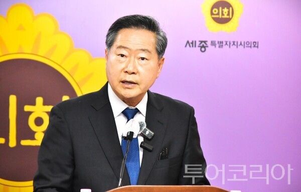 ▲원성수 세종시교육감 예비후보가 최근 국회의원 보궐선거 출마 민주당 제안에 대해, 7일 오후 세종시의회에서 열린 기자회견을 통해 교육감 선거 완주를 선언하고 있다. /사진-류석만 기자