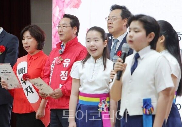 유정복 인천시장 후보가 8일 노인종합문화회관에서 열린 '제54회 어버이날 기념행사'에서 어머님의은혜를 합창하고 있다.