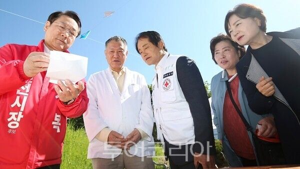 유정복 인천시장 후보가 9일 인천 적십자병원에서 열린 ‘다문화 건강축제’에서 진지한 모습으로 마술을 선보이고 있다.