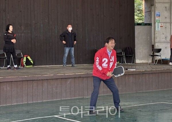 이동환 고양시장 후보가 시민과 피클볼을 치고 있다/투어코리아뉴스 김경남 기자