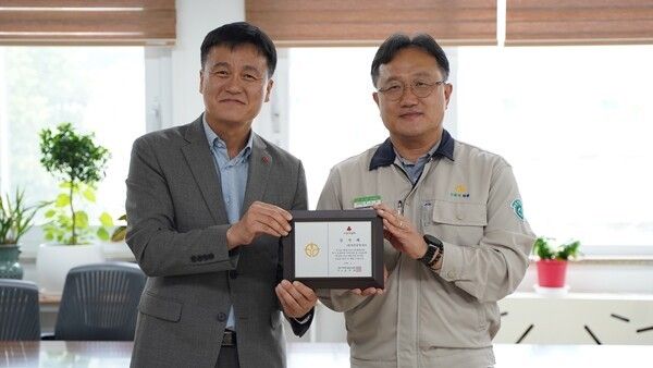 영풍문화재단은 지난 8일 경북사회복지공동모금회로부터 '희망 2026 나눔 캠페인' 기간 나눔문화 확산에 기여한 공로를 인정받아 감사패를 받았다고 9일 밝혔다.(▲손병일 경북사회복지공동모금회 사무처장(왼쪽), 임노규 영풍 석포제련소장(오른쪽) ). /사진=영풍