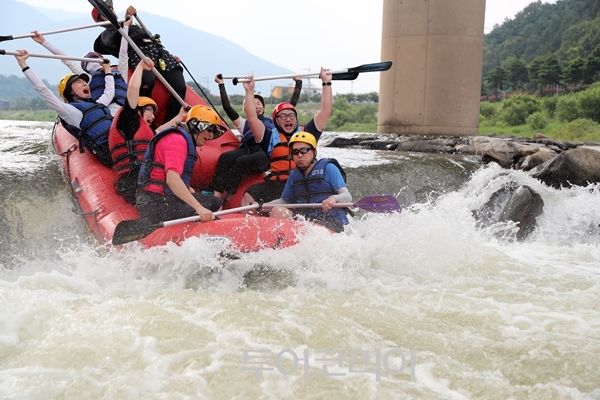 경호강에서 래프팅하는 관광객 / 사진-산청군