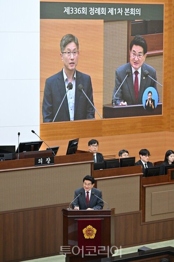  11일 서울시의회 제336회 서울시의회 정례회 본회의에서 홍국표 의원이 &nbsp;최진석 서울시 주택실장에게 질의하고 있다./서울시의회